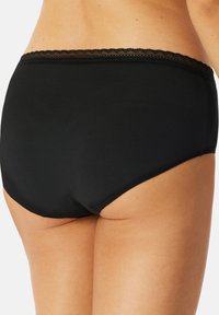 Boxer size haute noire en tissu lisse, avec une délicate bordure en dentelle le long de la taille et un design minimaliste.