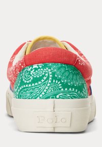 Kleurijke sneaker met een rode bovenkant met een paisleypatroon, groene zijkant met een contrasterend ontwerp en een witte zool. Merklogo op de hiel.