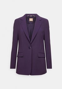 Fioletowa, dopasowana marynarka na jeden guzik, z wyciętymi klapami i dwoma przednimi kieszeniami. Gładki materiał i dopasowany krój.