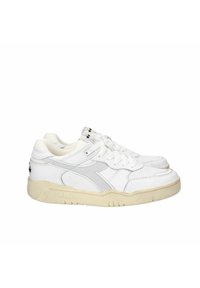 Sneakers bianchi in pelle con dettagli grigi, pannelli testurizzati e lacci bianchi. Sole in gomma beige spesso, con perforazioni e dettagli del logo.