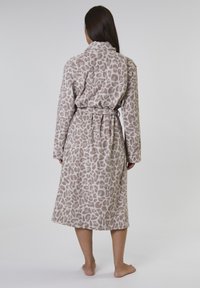 Badekåbe med leopardmønster i beige og creme, langærmet, med bælte i taljen og blødt, tekstureret stof. Bageste udsigt vist.