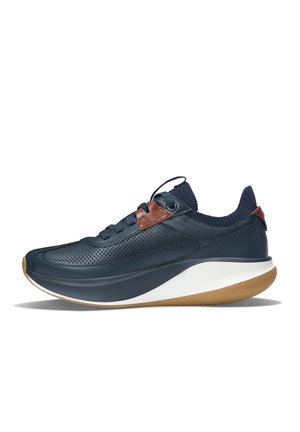 Sneaker navy con upper in pelle perforata, dettagli marroni e suola bianca. Presenta una forma arrotondata e suola in gomma texturizzata.
