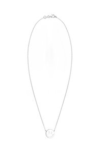 Silberne Halskette mit feiner Kette und einem kleinen runden Anhänger in Form eines lächelnden Gesichts, glatte Oberfläche und minimales Design.