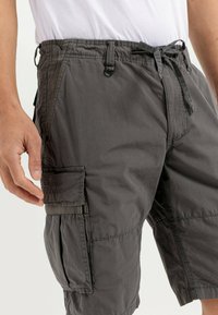 Grau Cargo-Shorts aus leichtem Stoff, mit elastischem Bund, verstellbarem Kordelzug und seitlicher Tasche mit Klappe.