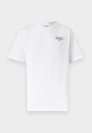 Λευκό t-shirt με κοντά μανίκια και στρογγυλή λαιμόκοψη, με μικρό μαύρο κείμενο σε καλλιγραφικό στυλ και λογότυπο Puma στο πάνω αριστερό μέρος του στέρνου που γράφει "Αργώ."