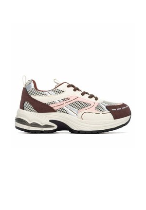 Vista laterale di una sneaker con dettagli beige, marroni, rosa e in mesh, suola spessa e lacci marroni su sfondo bianco.