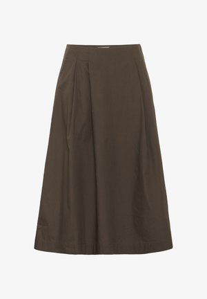 Falda marrón, hasta la rodilla, hecha de un tejido suave con un diseño plisado. Presenta una textura lisa y una silueta simple y clásica.