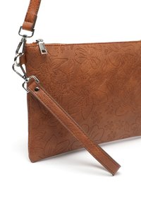 Braune, floral prägte Kunstleder-Clutch mit abnehmbarem Handgelenkriemen und silberfarbenen Beschlägen. Verfügt über einen Reißverschluss an der Oberseite.
