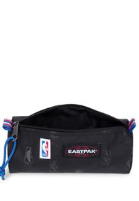 Zwarte Eastpak pennenzak met NBA-logo's, ritssluiting, blauw-roodgestreepte ritstreker, gestructureerde stof en een internaal vak.