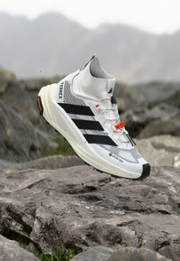 Επιλέχθηκε, ftwr white/core black/off white