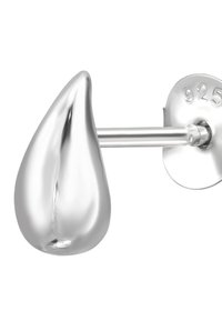 Orecchino a perno a forma di goccia in argento con superficie lucida, fissato da un perno dritto e una chiusura rotonda contrassegnata con "925" per l'argento sterling.