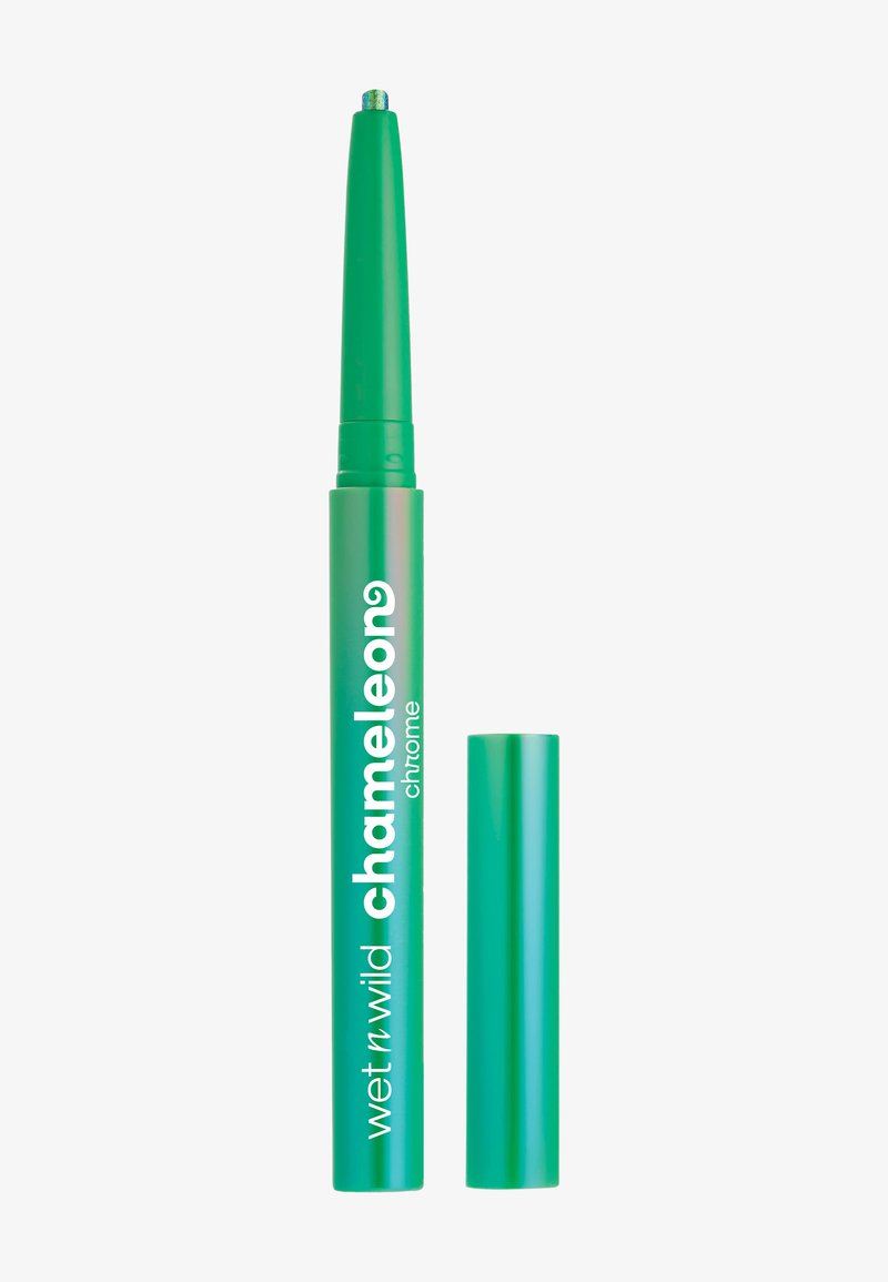 Crayon eyeliner rétractable vert avec finition chrome métallique, portant un texte blanc indiquant "wet n wild chameleon" sur le corps.