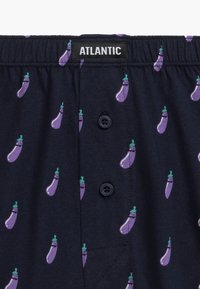 Bokserki wykonane z bawełny, z granatowym tłem i małymi fioletowymi wzorami bakłażanów. Elastyczny pas i zapięcie na guzik.