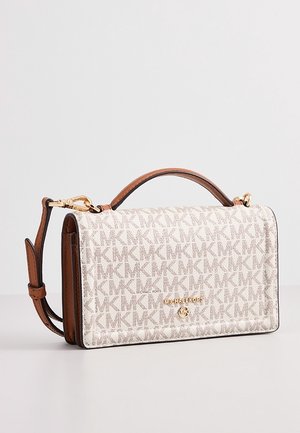 Bolso de mano Michael Kors en beige y marrón con patrón de monograma MK, placa de logo dorada, asa superior y correa de hombro ajustable sobre una superficie blanca.