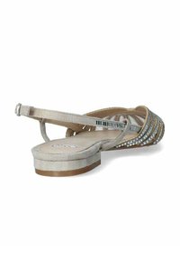 Sandalo piatto in suede beige con molteplici cinturini sottili e dettagli in strass. Presenta un tacco basso e un cinturino alla caviglia sicuro.