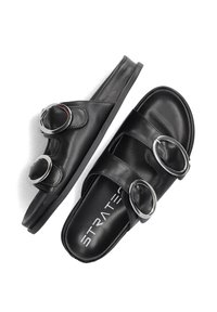 Zwarte leren sandalen met twee brede banden, elk voorzien van een grote zilveren gesp. Platte zool en een gladde textuur. Mer naam zichtbaar aan de binnenkant.