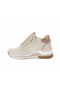 Sneaker sintetico beige con design perforato, accenti testurizzati, cerniera dorata e suola imbottita; presenta una combinazione di colori bianca e marrone.