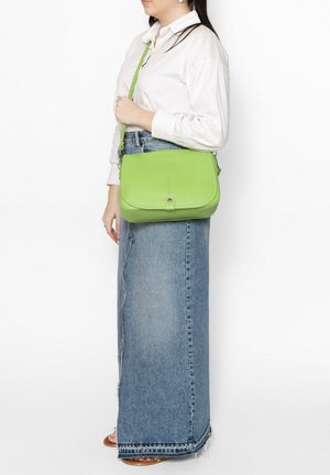 Borsa a tracolla verde in pelle con una texture liscia, forma rettangolare e una patta frontale con chiusura in metallo argentato.