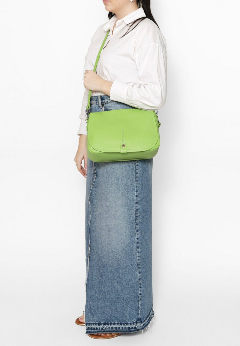 Groene leren schoudertas met een gladde textuur, rechthoekige vorm en een voorflap met een zilveren sluiting.