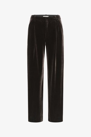 Mustad sametpüksid sirge lõikega, esikortsudega, keskmise tõusuga vöökohaga ning ilma nähtavate riistade või aktsentideta.