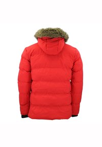 Rød puffjakke med en hætte fyldt med pels, quiltet tekstur og sorte detaljer ved manchetterne. Har en lynlås og hætte for varme.