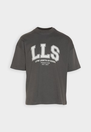 Donkergrijs T-shirt met korte mouwen met de tekst "LLS Low Lights Studios Production Est. 2017" in grote witte letters op de voorkant gedrukt.