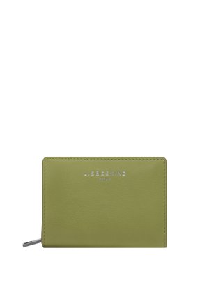 Zielony oliwkowy portfel ze skóry z srebrnym zamkiem błyskawicznym i tłoczonym napisem "LIEBESKIND BERLIN" na środku przodu.