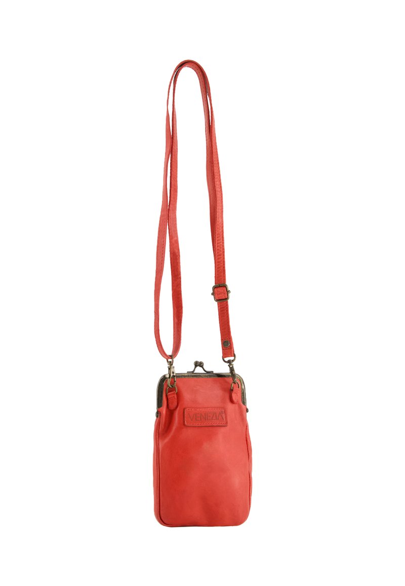 Sacoche en cuir rouge avec une texture lisse, une bandoulière réglable et un fermoir métallique. Présente une étiquette de marque et un design compact.
