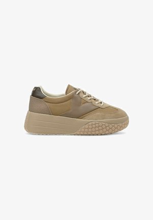 Sneaker beige con tomaia in suede testurizzato e pelle liscia, dotate di chiusura con lacci e suola spessa con motivo a nido d'ape.