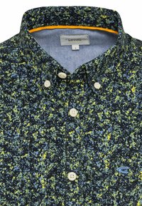 Hemd mit Knopfleiste in einem navy, gelb und blau gesprenkelten Muster. Verfügt über eine kontrastierende orangefarbene Krageninnenseite und weiße Knöpfe. Größe L Etikett sichtbar.