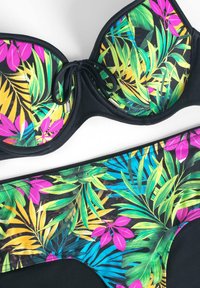 Zestaw bikini z czarną bazą z żywymi kwiatowymi wzorami w zielonym, różowym i żółtym kolorze. Górna część ma fiszbiny i regulowane związania.