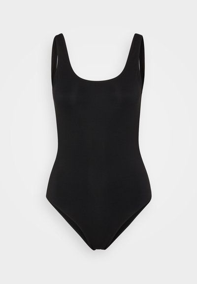 Fato de banho preto de uma peça, com decote redondo, alças largas, tecido suave e silhueta ajustada, projetado para conforto e facilidade de movimento.