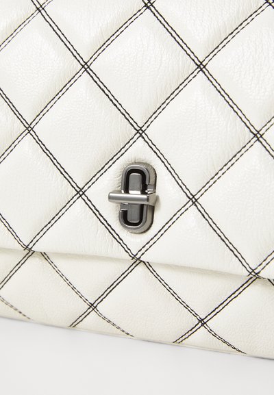 Borsa a tracolla in pelle bianca trapuntata con impunture a diamante nere e dettaglio della chiusura in tonalità argento. Finitura testurizzata con applicazioni di hardware visibili.