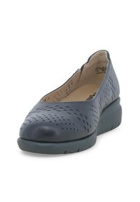 Scarpa in pelle blu navy con punta tonda, design perforato e tacco a zeppa medio per il comfort. Fodera interna morbida e suola flessibile.