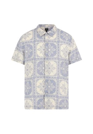 Camisa de manga corta en azul claro y crema con un patrón floral geométrico, con cierre de botones en la parte delantera y cuello estándar.