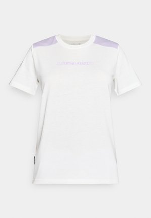 Biała bawełniana koszulka z lawendowymi akcentami na ramionach i purpurowym logo. Krótkie rękawy, okrągły dekolt i prosty krój. Miękka faktura.