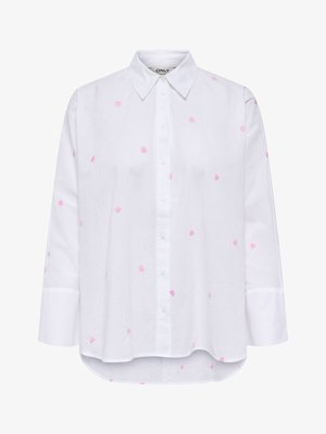 Valge pikkade varrukatega nööbitav särk terava kraega ja väikeste hajutatud roosade südamekujude mustriga.