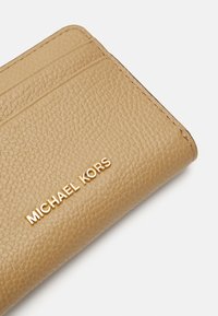 MICHAEL Michael Kors JET SET COIN CARD CASE - Lompakko - camel