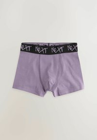 Lila Baumwollboxershorts mit einem schwarzen Bund, der mit weißem "Next"-Branding versehen ist. Gerade geschnitten mit weicher Textur und verstärkten Nähten.