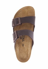 Sandale en cuir marron à bout ouvert avec deux brides ajustables et buckles en métal, dotée d'une semelle intérieure rembourrée beige et d'un pied contourné. Taille 42.