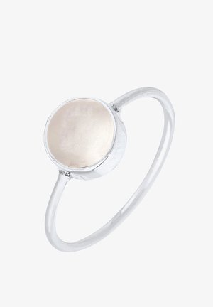 Sudraba gredzens ar apaļu, gludu, gaiši krāsotu akmeni, kas ir ietverts pulētā ieliktni, ar šauru joslu un minimālistisku dizainu.