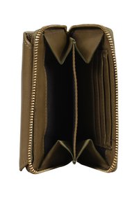 Olive zeleno usnjeno denarnica z zadrgo, ki ima več slotov za kartice, dva predelka in gladko teksturo.