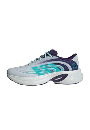 Weiß-lila Sportschuh mit türkis-weißen Streifen, türkisfarbenen Schnürsenkeln, dicker weißer Sohle und Mercedes Petronas-Logo an der Ferse.