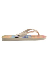 Tongs rose pâle avec une sangle texturée et une semelle intérieure colorée à dégradé comprenant des nuances de bleu, jaune et rose.