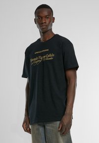 Upscale by Mister Tee Majica kratkih rukava s printom - black