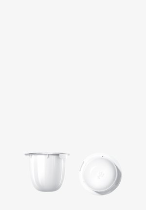 Dosette de café blanche à la forme lisse et arrondie avec un dessus en feuille d'aluminium argentée. Le dessous présente une base circulaire et un insigne du fabricant.