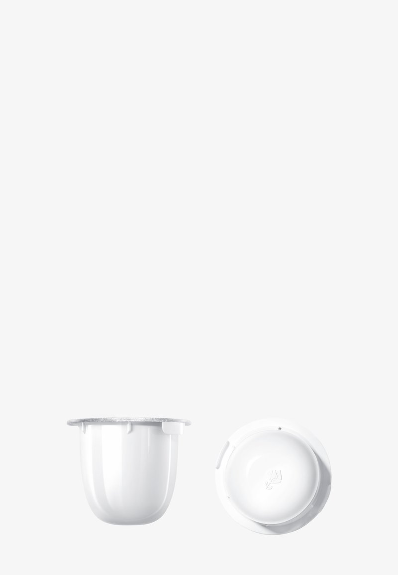 Dosette de café blanche à la forme lisse et arrondie avec un dessus en feuille d'aluminium argentée. Le dessous présente une base circulaire et un insigne du fabricant.