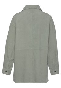 Groene corduroy jas met een kraag, lange mouwen en een iets uitgerafelde zoom. Gladde textuur met een verticale ribbelpatroon.