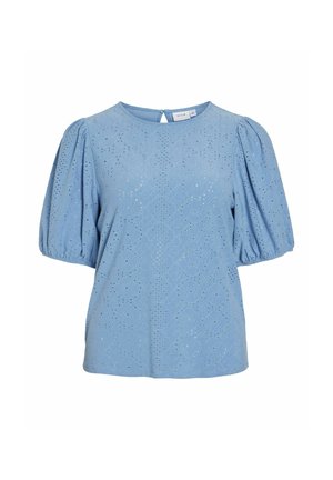 Jasnoniebieska bawełniana bluzka z krótkimi puffowymi rękawami, skomplikowanym wzorem ażurowym, okrągłym dekoltem i małym zapięciem na guziki z tyłu.