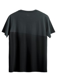 T-shirt nera in cotone con un design a gradiente dal grigio scuro al nero, dotata di un emblema a forma di forbici all'collo e maniche corte.